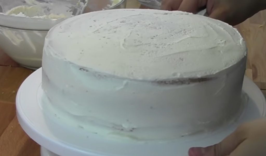 O bolo drip cake de morangos