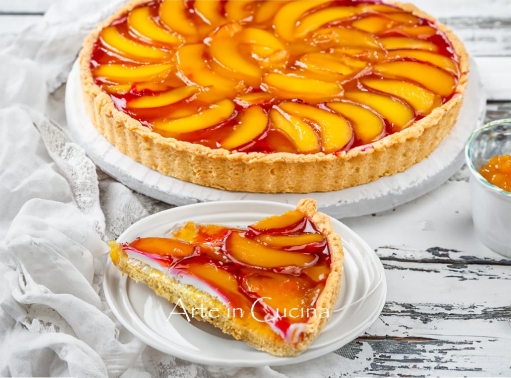 Torta de pêssegos com creme de leite e geleia