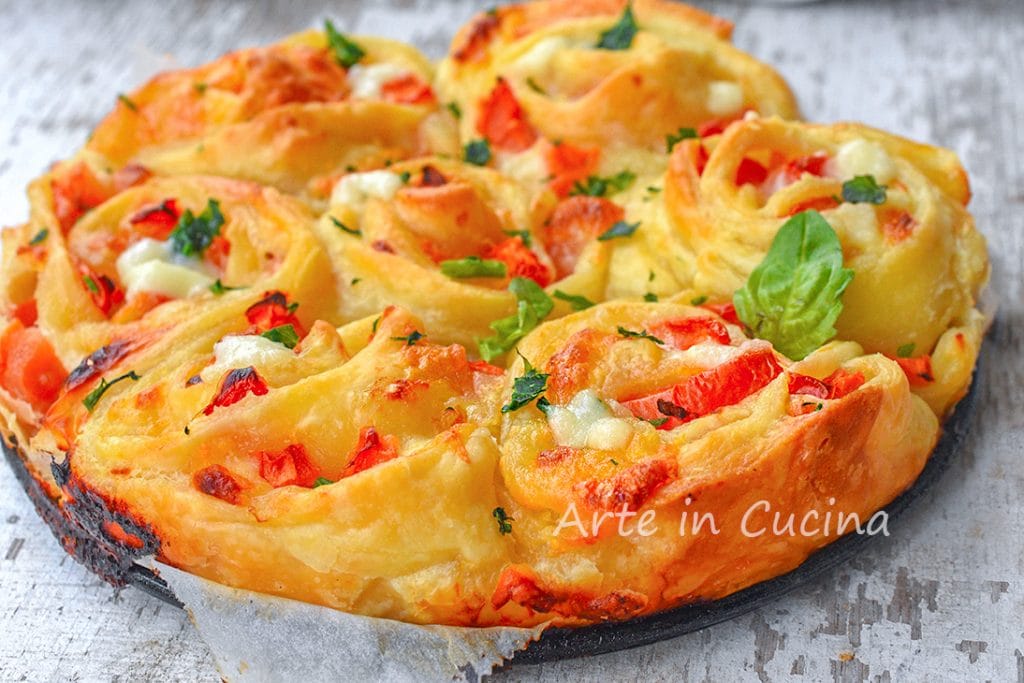 Torta de rosas à caprese com massa folhada