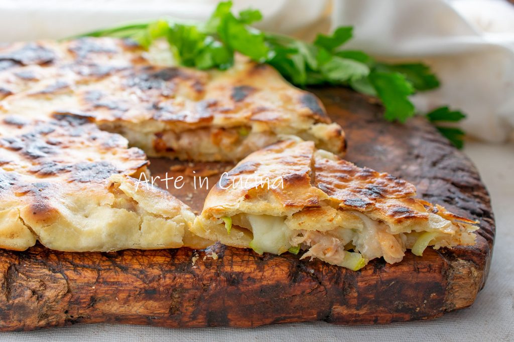 Torta salgada achatada de abobrinha e atum na frigideira