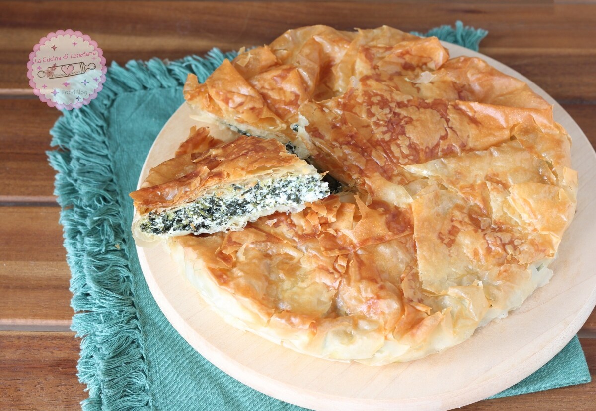 TORTA SALGADA COM MASSA FILÓ com um recheio de ricota e espinafre