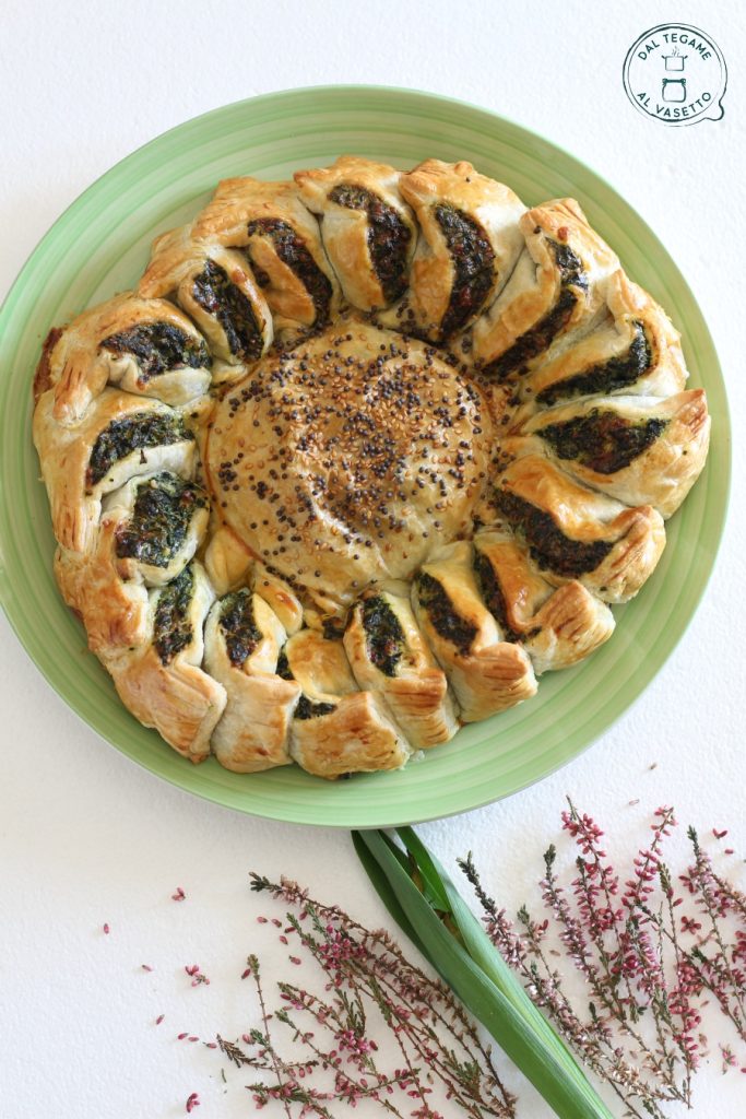 torta de massa folhada recheada com ricota e espinafre em forma de flor