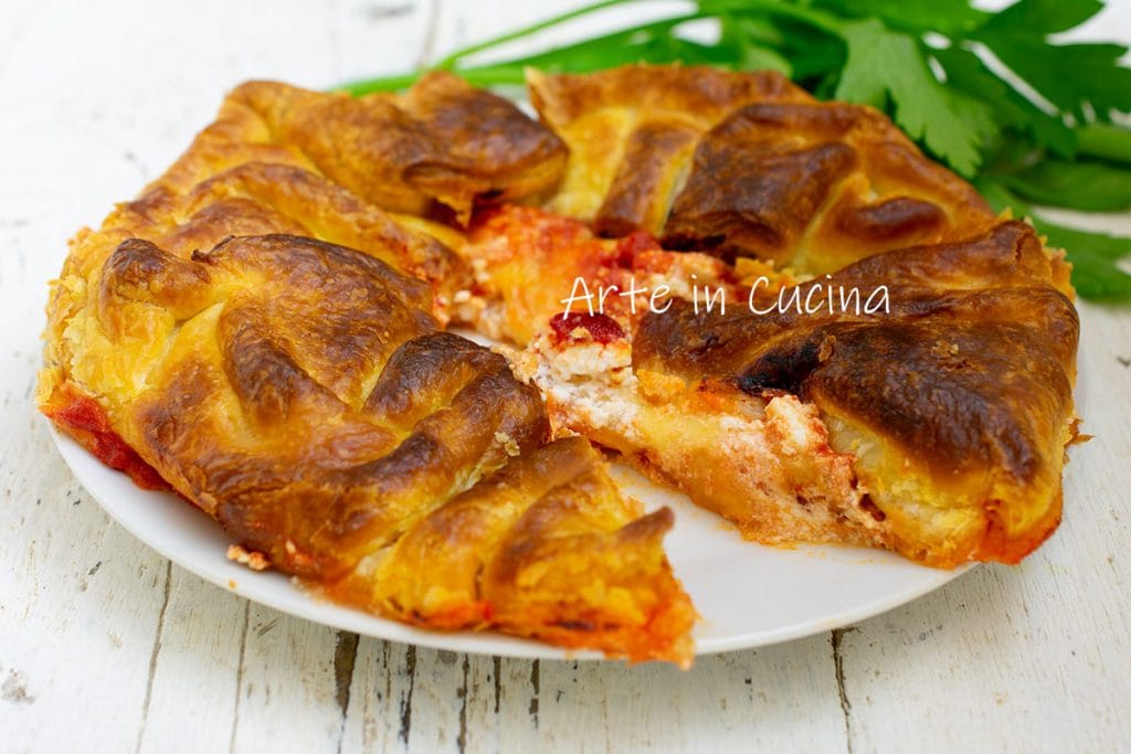Torta salgada com mozzarella e tomate com folhado