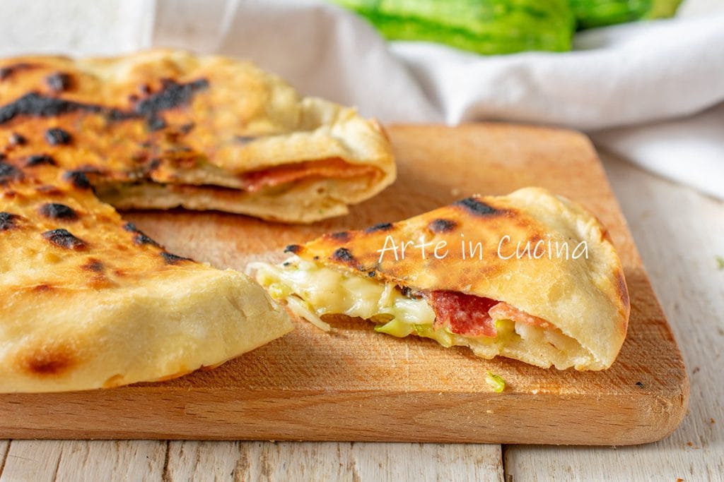 Torta achatada com abobrinha e speck na frigideira