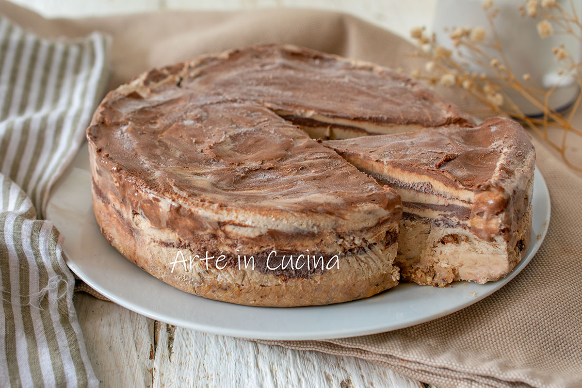 Torta semifreddo de café com folhas de chocolate