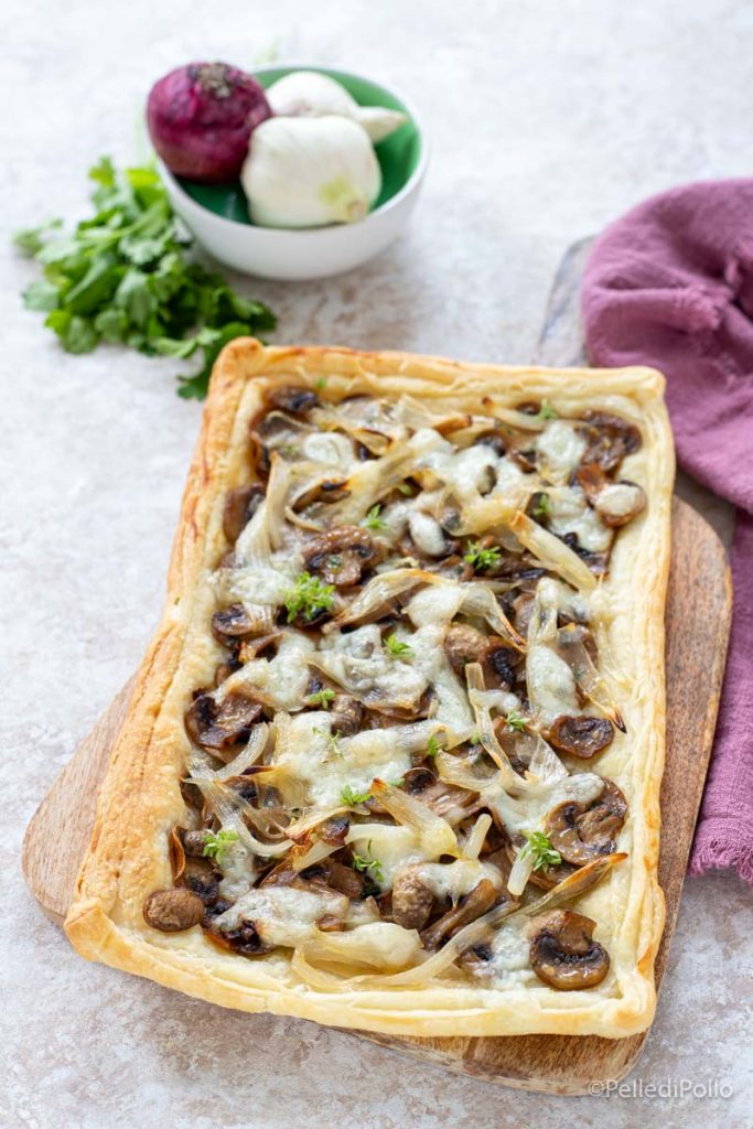 torta folhada com cogumelos e cebolas