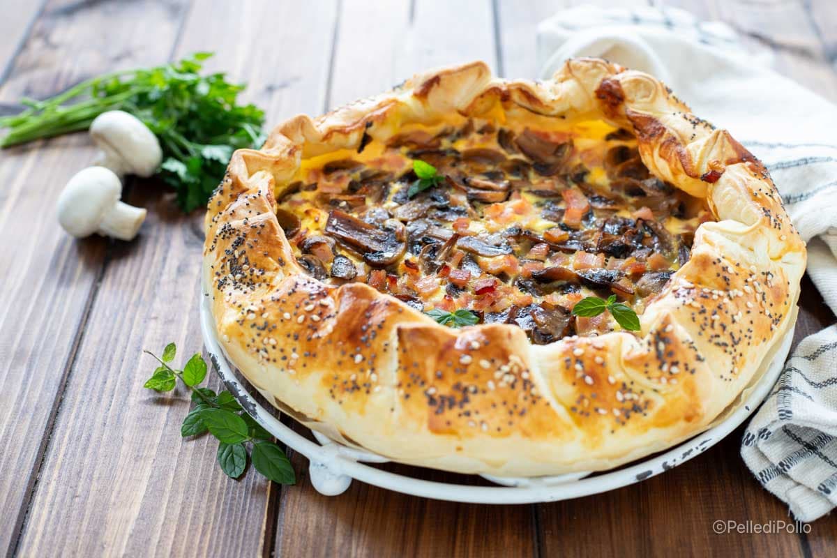 Torta folhada com cogumelos, ricota e presunto