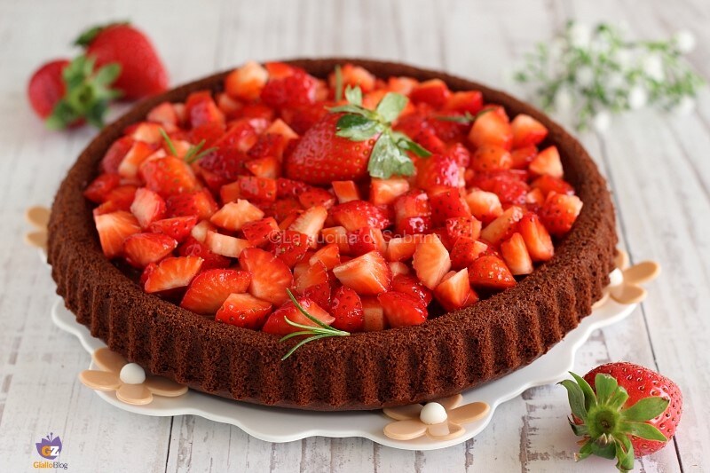 Torta macia de chocolate e morangos