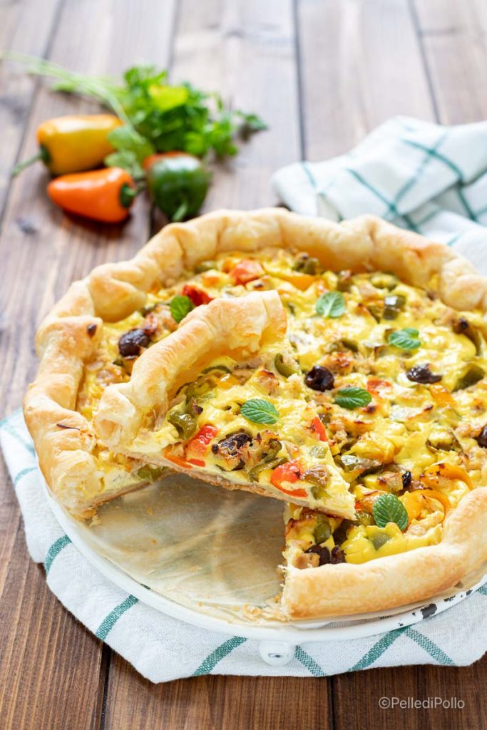 torta de massa folhada com pimentões e atum