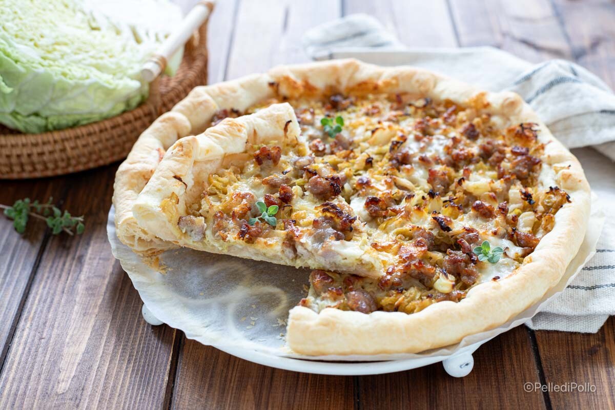 Torta salgada com repolho, linguiça e stracchino