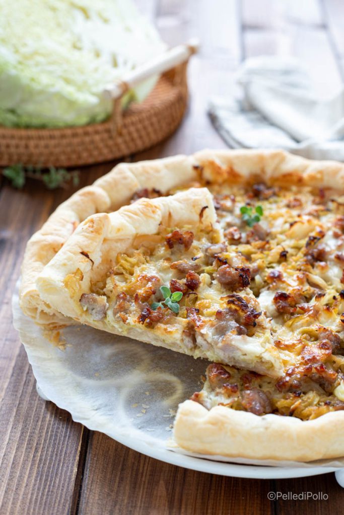 torta de massa folhada com linguiça, repolho e stracchino