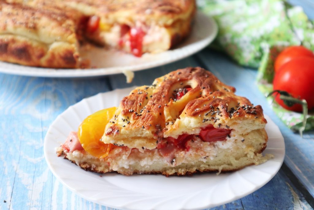torta salgada com ricota tomatinhos amarelos e vermelhos