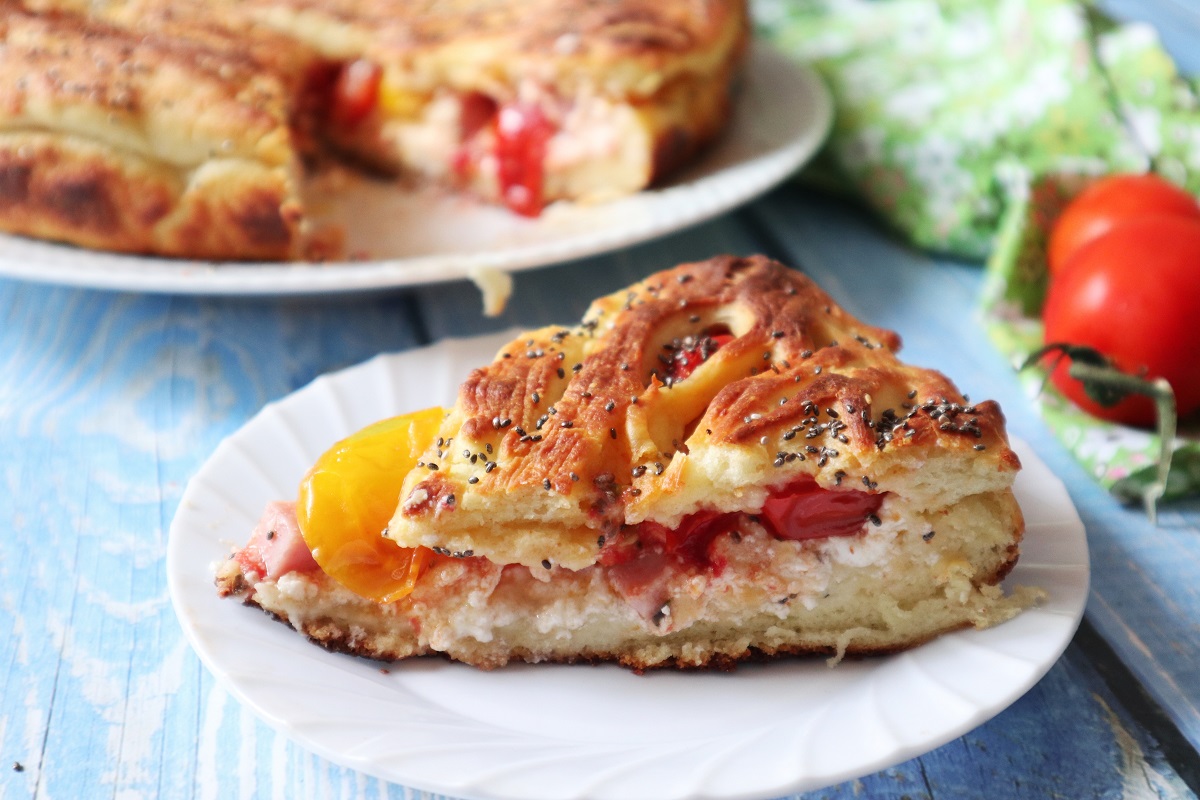 Torta salgada com ricota e tomatinhos amarelos e vermelhos
