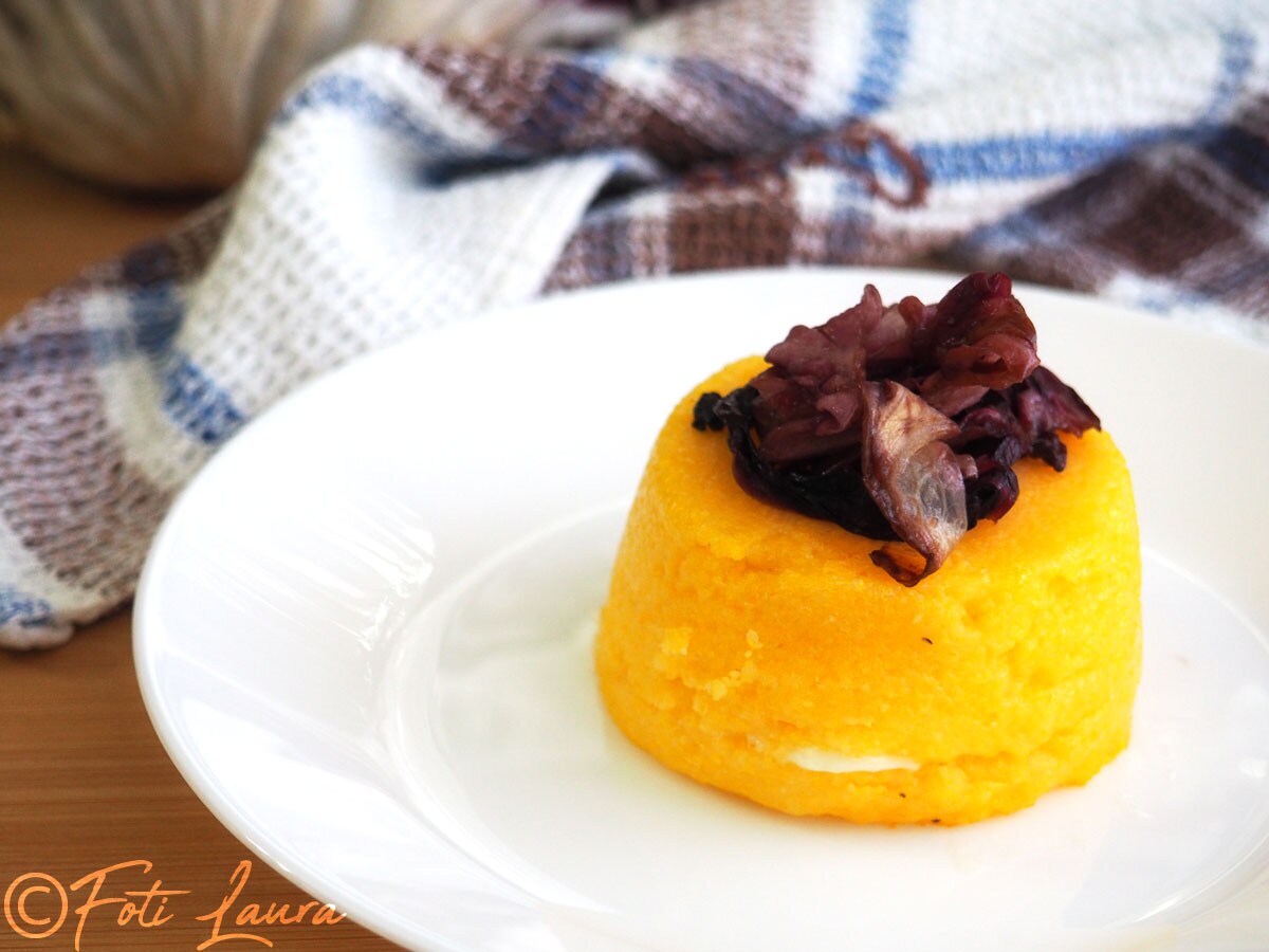 Mini Tortas de Polenta com Queijo e Radicchio: Uma Entrada ou Prato Principal Saboroso e Simples