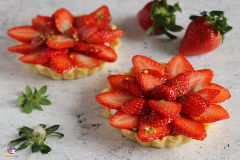 Tortinhas de creme e morangos-receita rápida