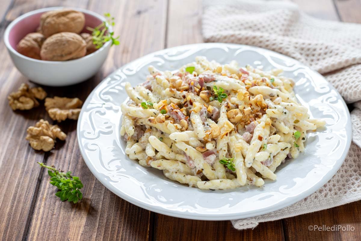 Trofie com speck e nozes