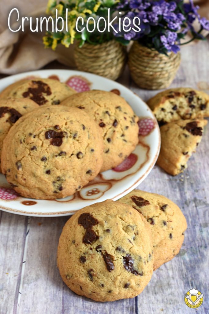 v_ crumbl cookies croccanti fuori morbidi dentro con gocce di cioccolato ricetta anche senza glutine il chicco di mais