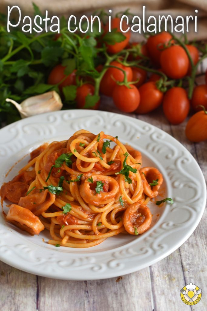 v_ massa com lulas e tomatinhos saborosa espaguete com anéis de lula tenros e tomate fresco il chicco di mais