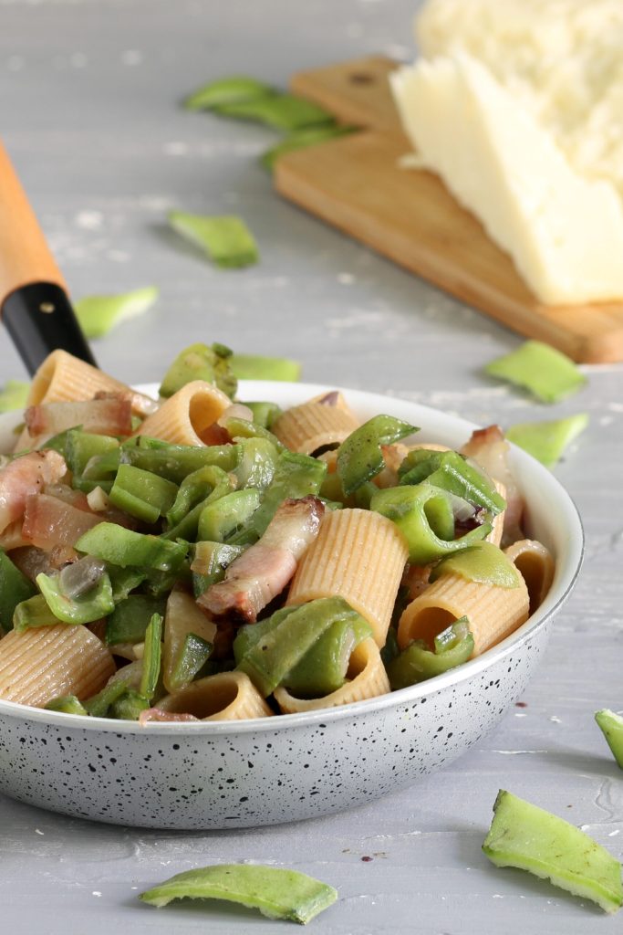 Mezze maniche com vagens de favas