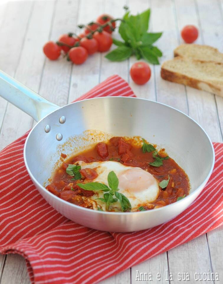 Ovos com tomate e manjericão fresco