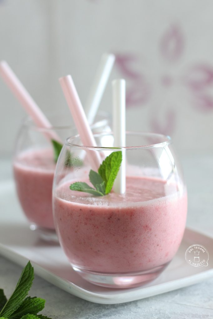 morangos batidos com leite de coco e eritritol