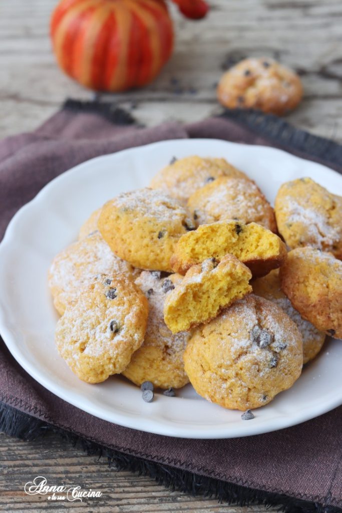 Biscoitos macios de abóbora com chocolate amargo