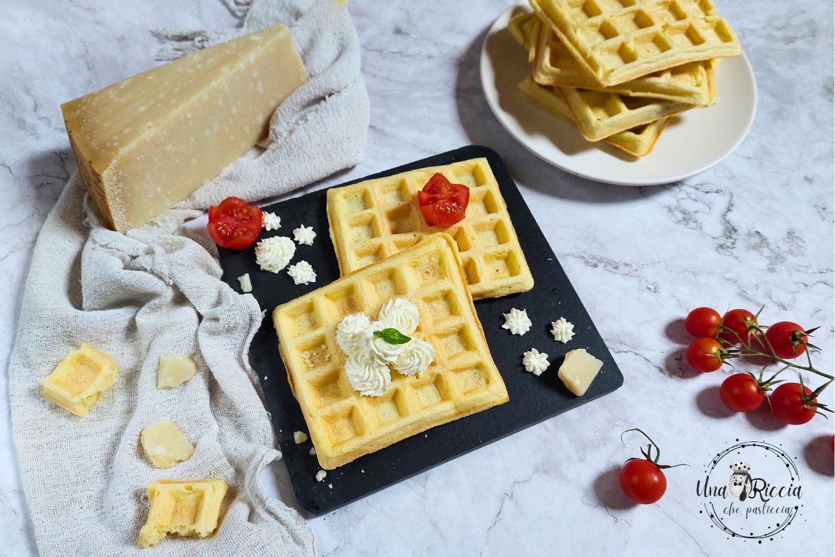 Waffles salgados de queijo