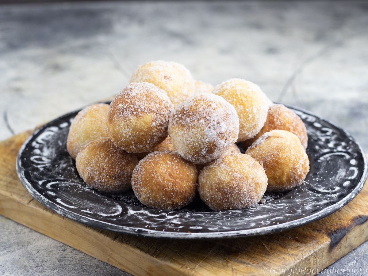 Zeppole de massa de pizza recheadas com chocolate