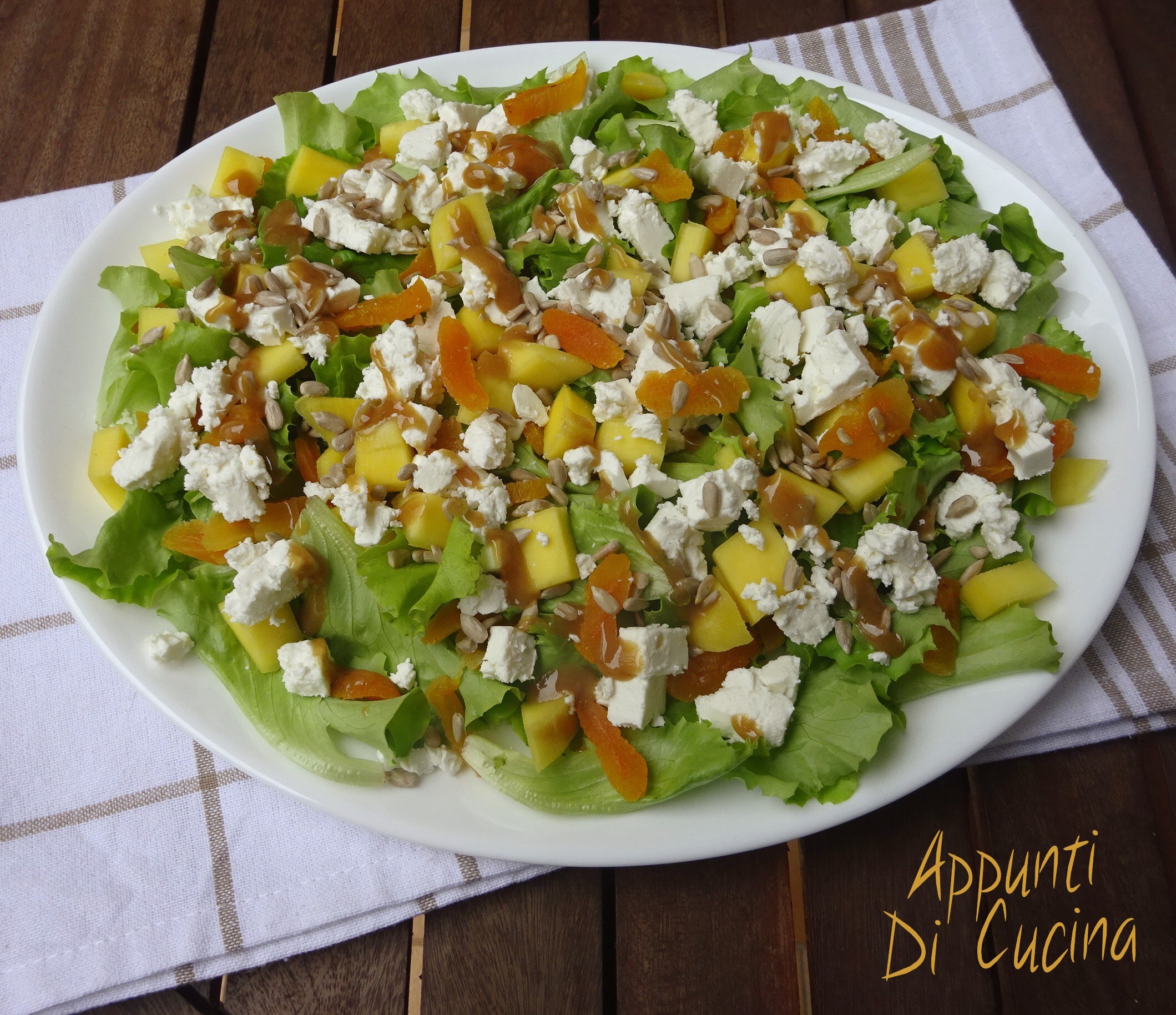 SALADA COM MANGA E FETA