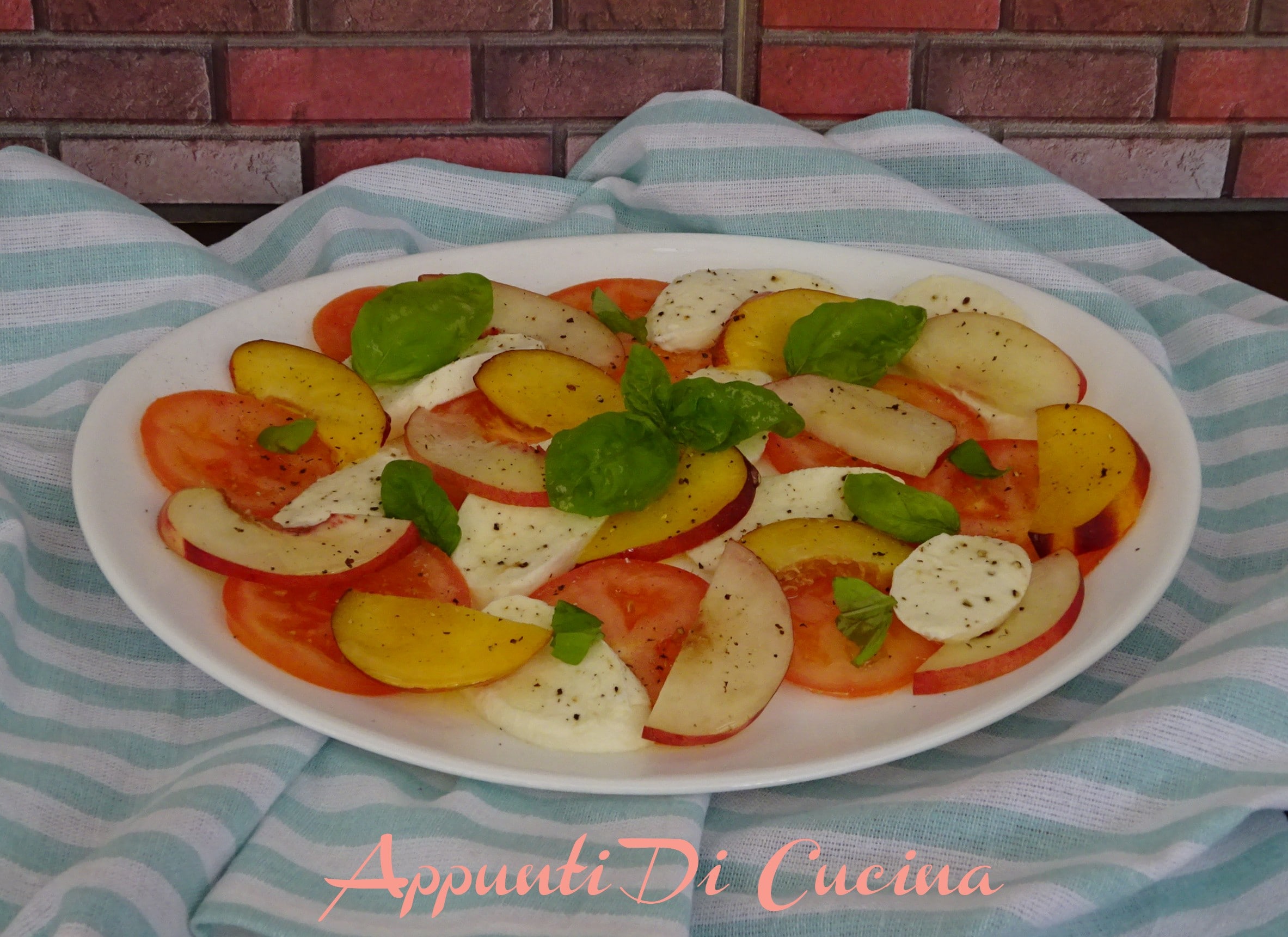 SALADA CAPRESE COM PÊSSEGOS