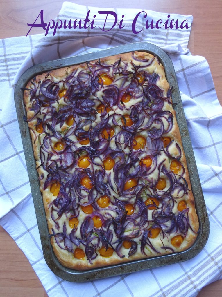 Focaccia cebolas e tomatinhos amarelos