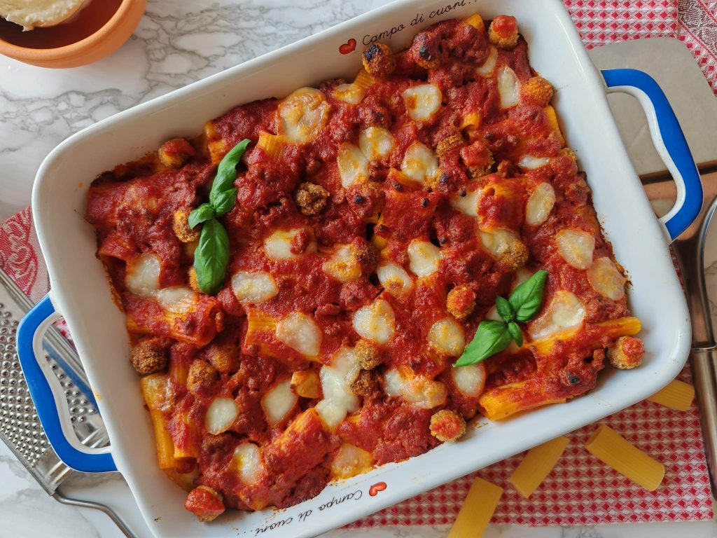 Macarrão ao forno com almôndegas