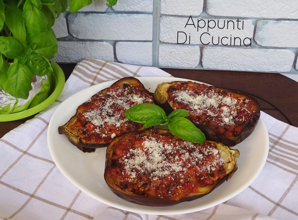 Berinjelas recheadas com tomate e mozzarella