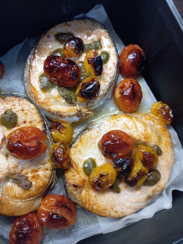 MEDALHÃO DE SALMÃO COM TOMATES CEREJA E AZEITONAS SUPER RÁPIDO