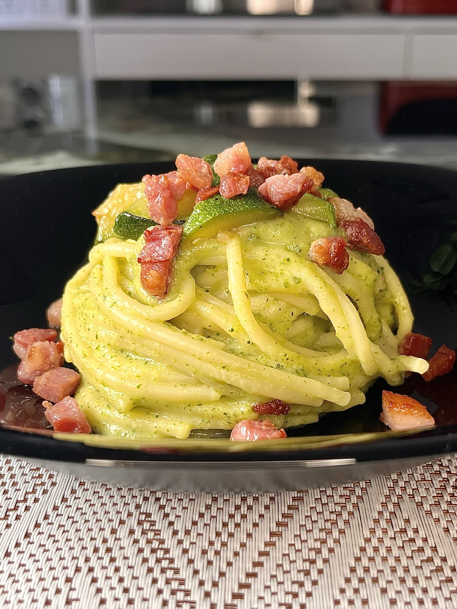 Espaguete com creme de burrata, abobrinha e guanciale crocante