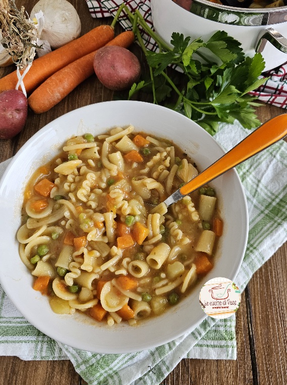 sopa com batatas cenouras e ervilhas