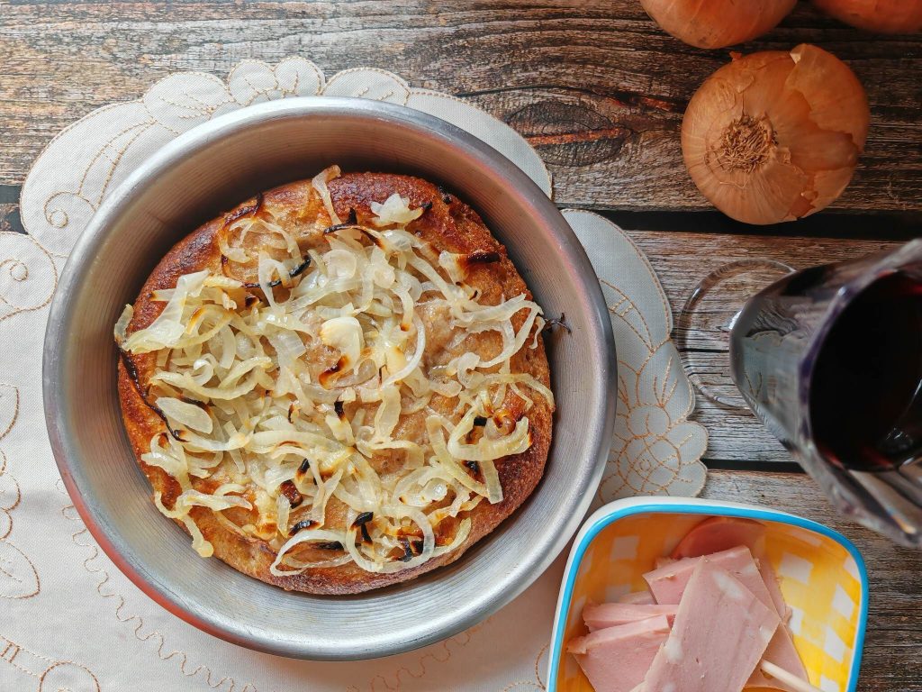 Focaccia macia com cebolas