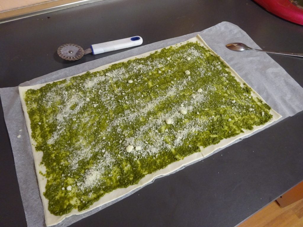 Grissini de massa folhada ao pesto