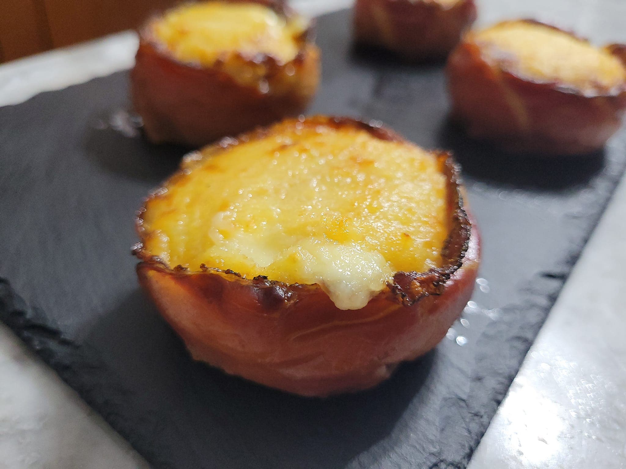 Cestinhos de speck e batatas na fritadeira a ar