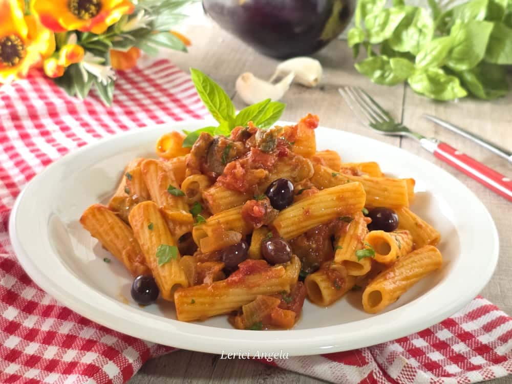 Macarrão com tomate, berinjela, alcaparras e azeitonas