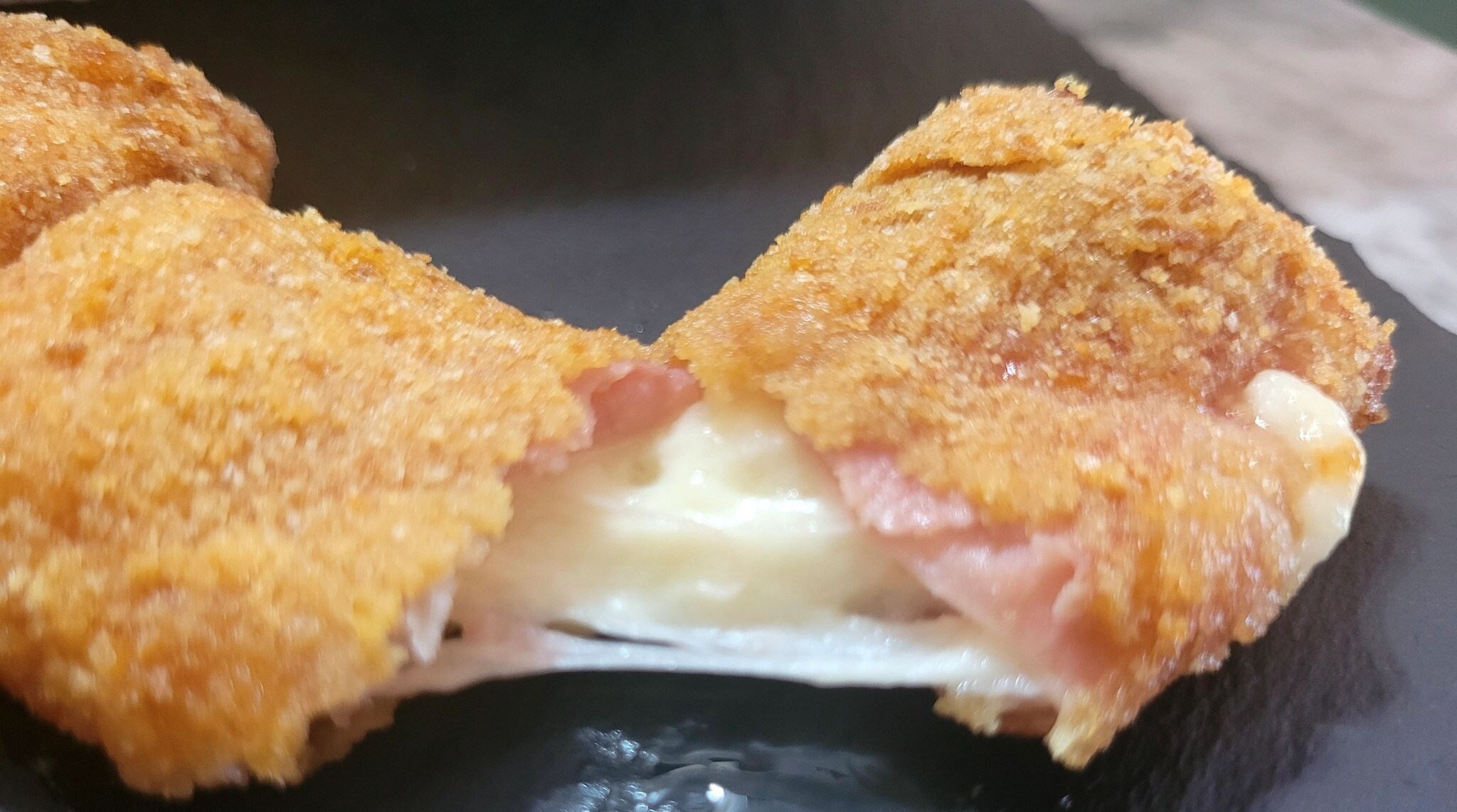 Rolinhos crocantes de presunto e queijo