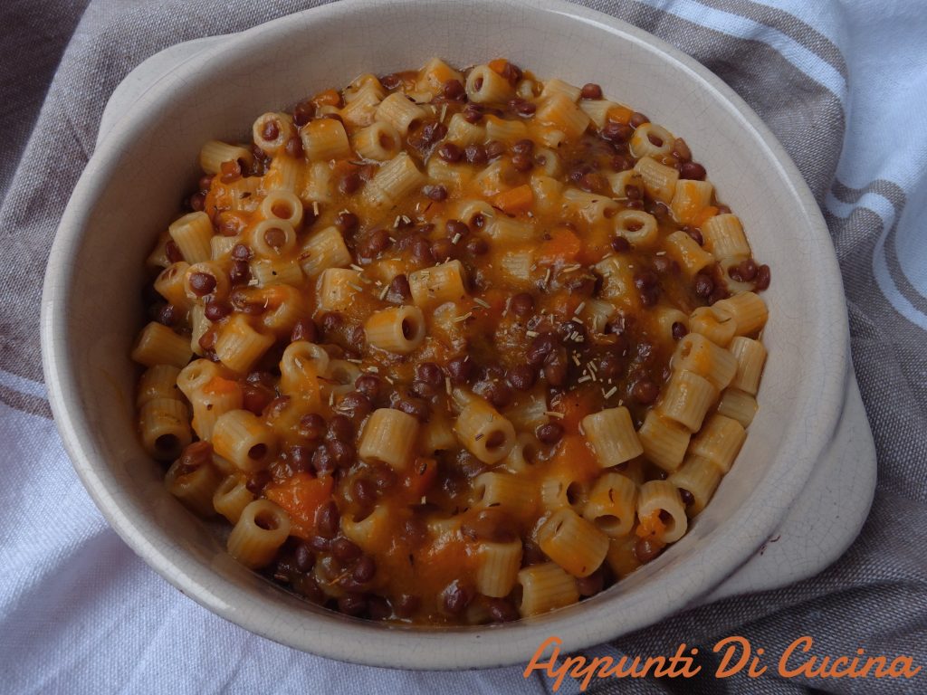 Macarrão com abóbora e lentilhas