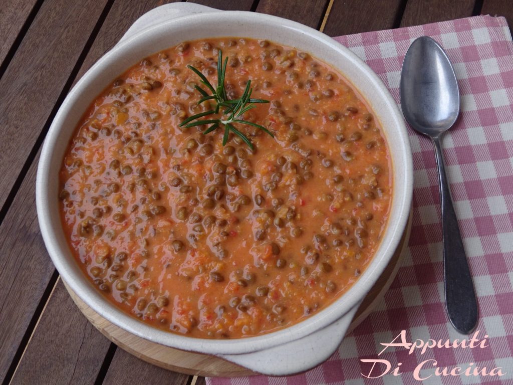 Sopa de lentilhas com creme de coco