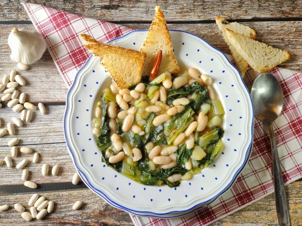 Sopa de feijão e chicória