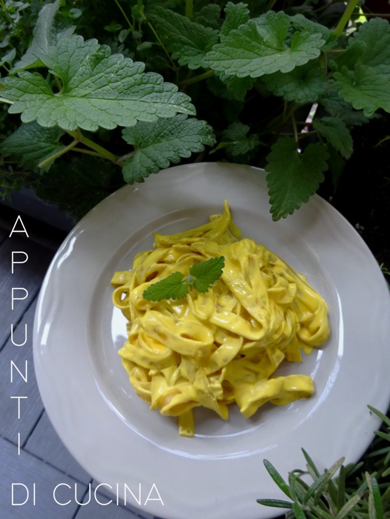 Tagliatelle robiola e açafrão