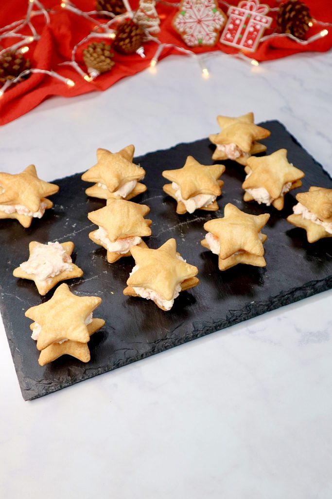 Estrelas de massa folhada com salmão na fritadeira elétrica