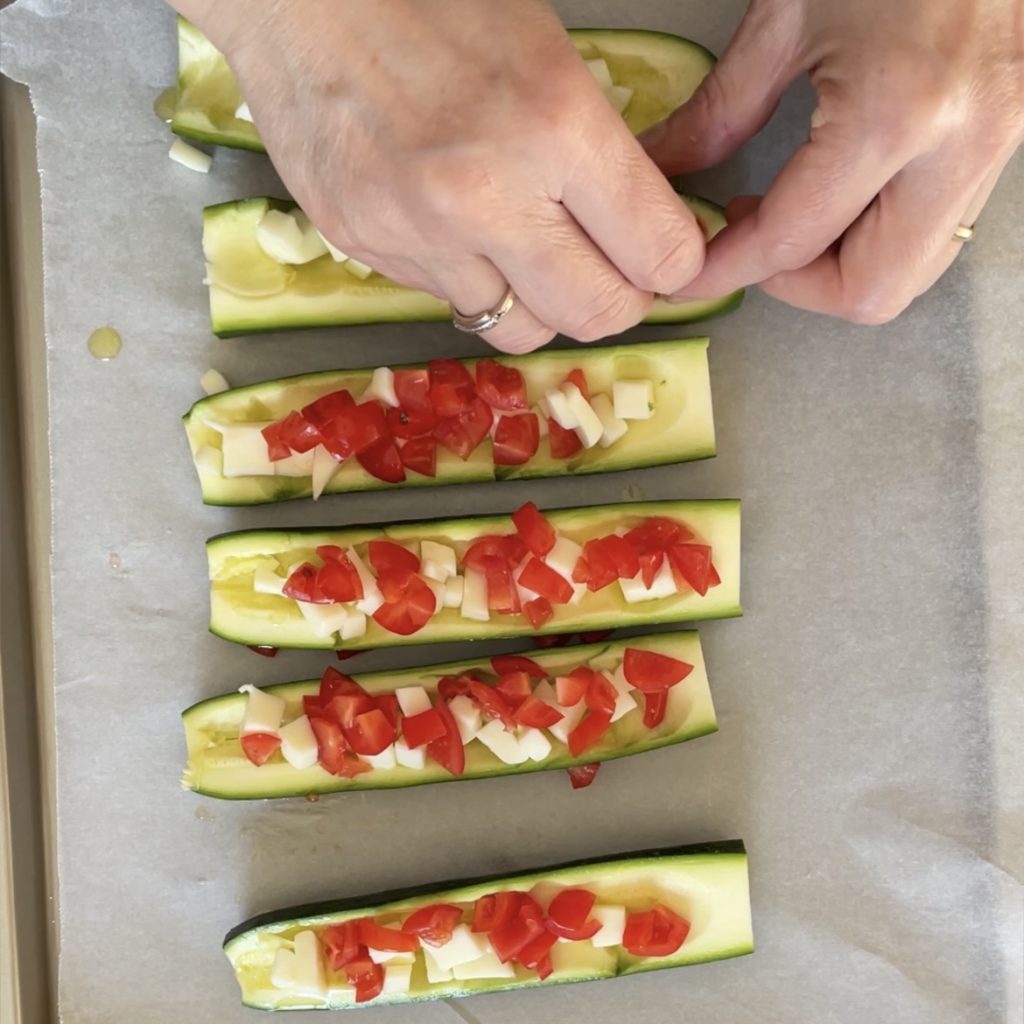 Abobrinhas com tomate-cereja e queijo
