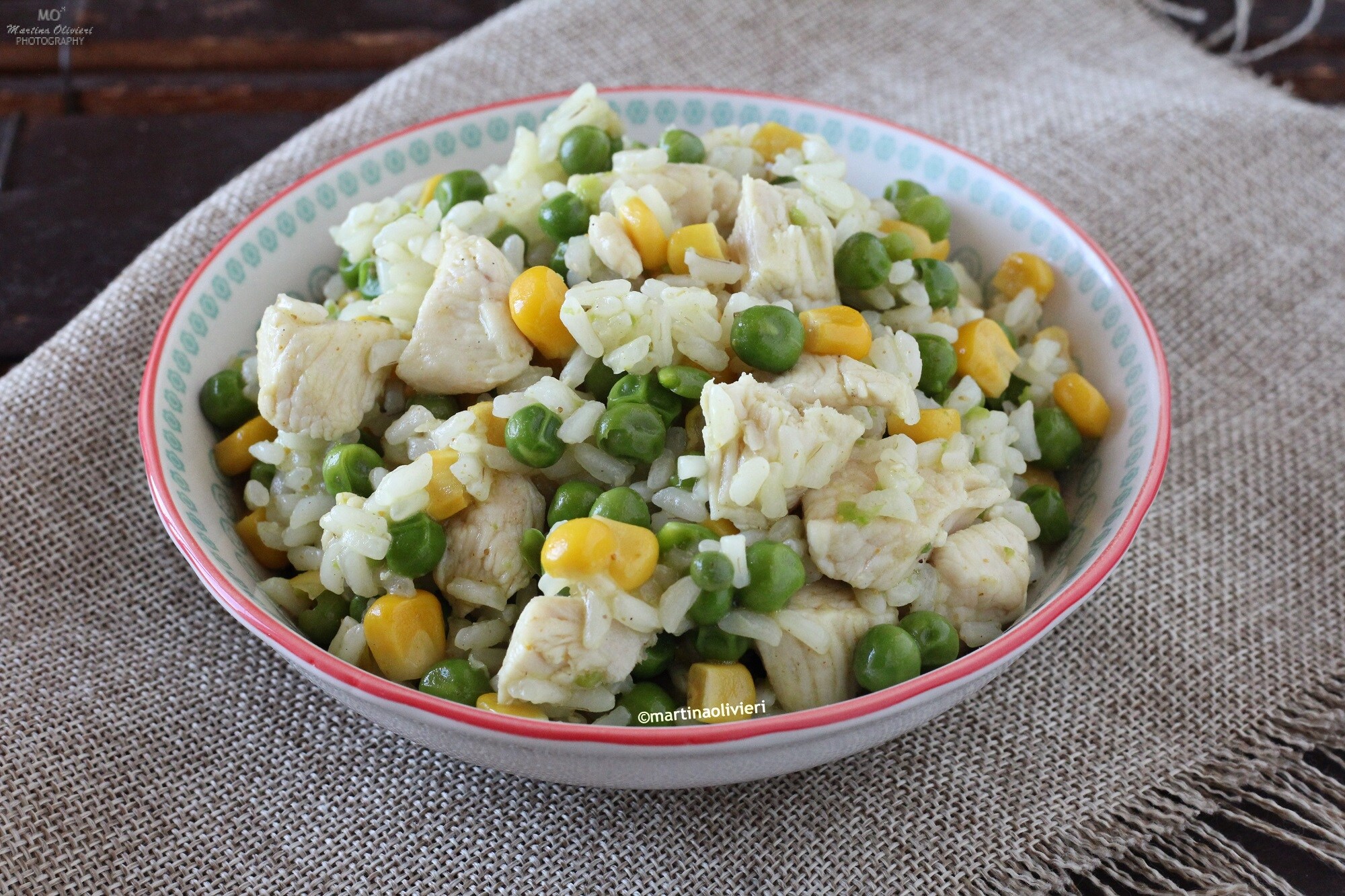 Arroz com frango, ervilhas e milho