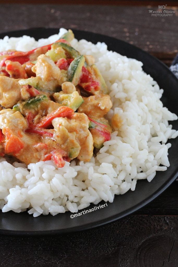 Arroz de coco com frango ao molho de amendoim