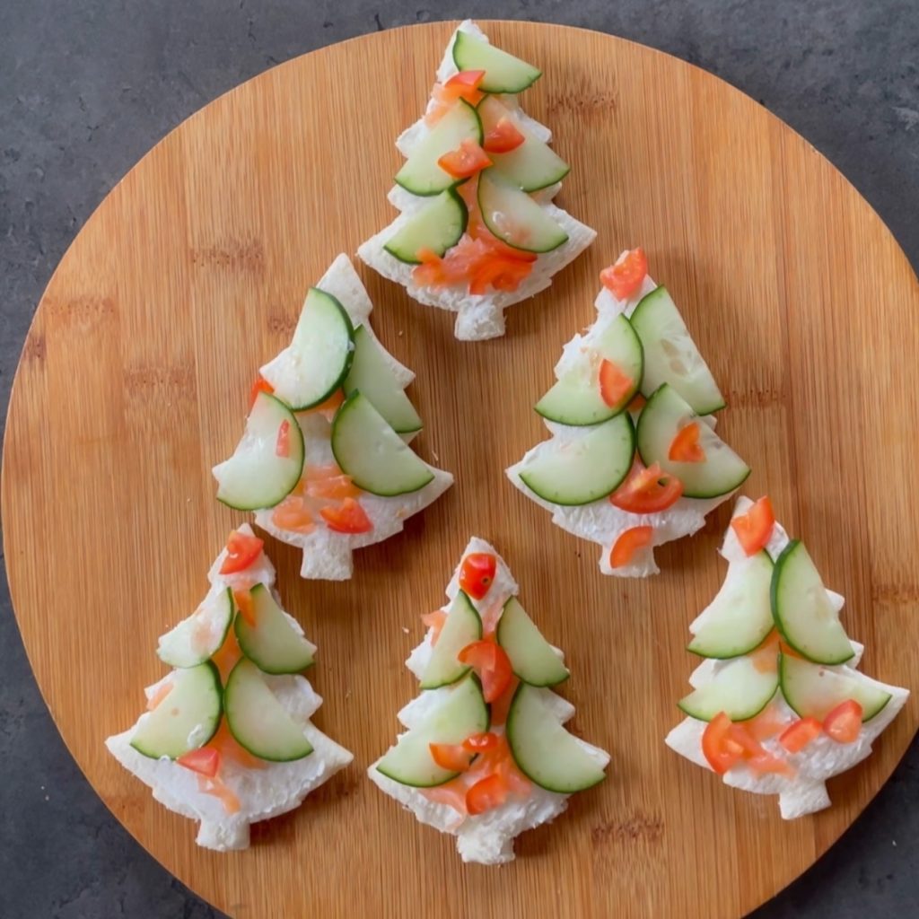 Árvores de natal de pão de forma recheadas